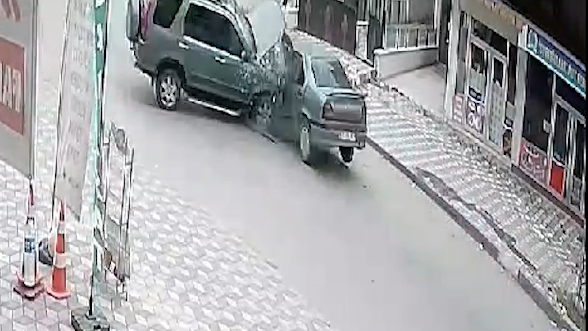 Kırıkkale'deki feci kazanın görüntüleri paylaşıldı! Otomobil ile cipin kafa kafaya çarpıştığı kazada, ölü ve yaralılar var!