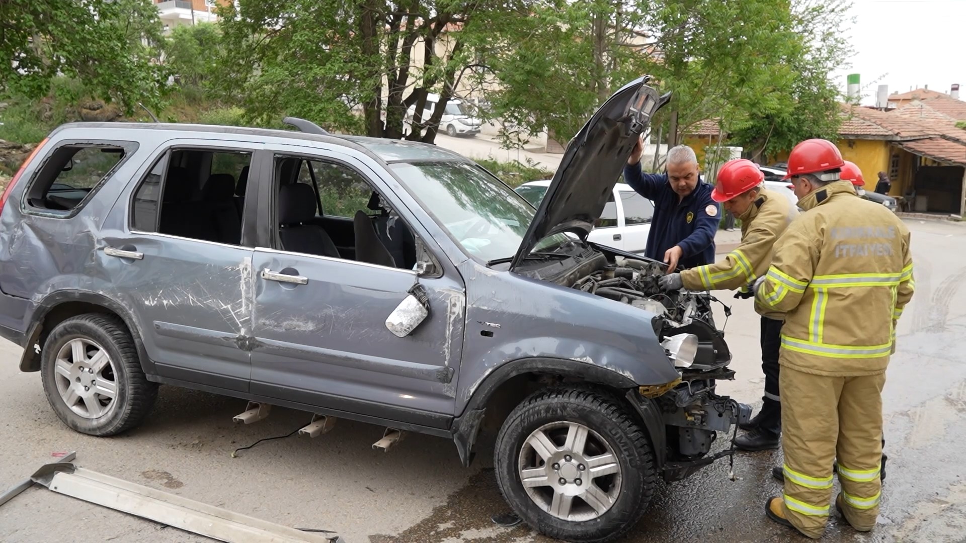 Kırıkkale'deki feci kazanın görüntüleri paylaşıldı! Otomobil ile cipin kafa kafaya çarpıştığı kazada, ölü ve yaralılar var!