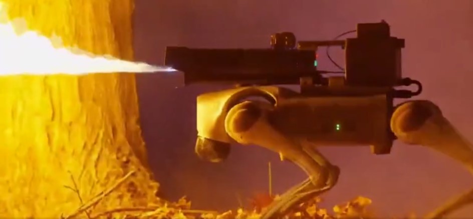 Bilim -Kurgu sahneleri gerçek oldu! Alev püskürten robot köpek 'Thermonator' tanıtıldı