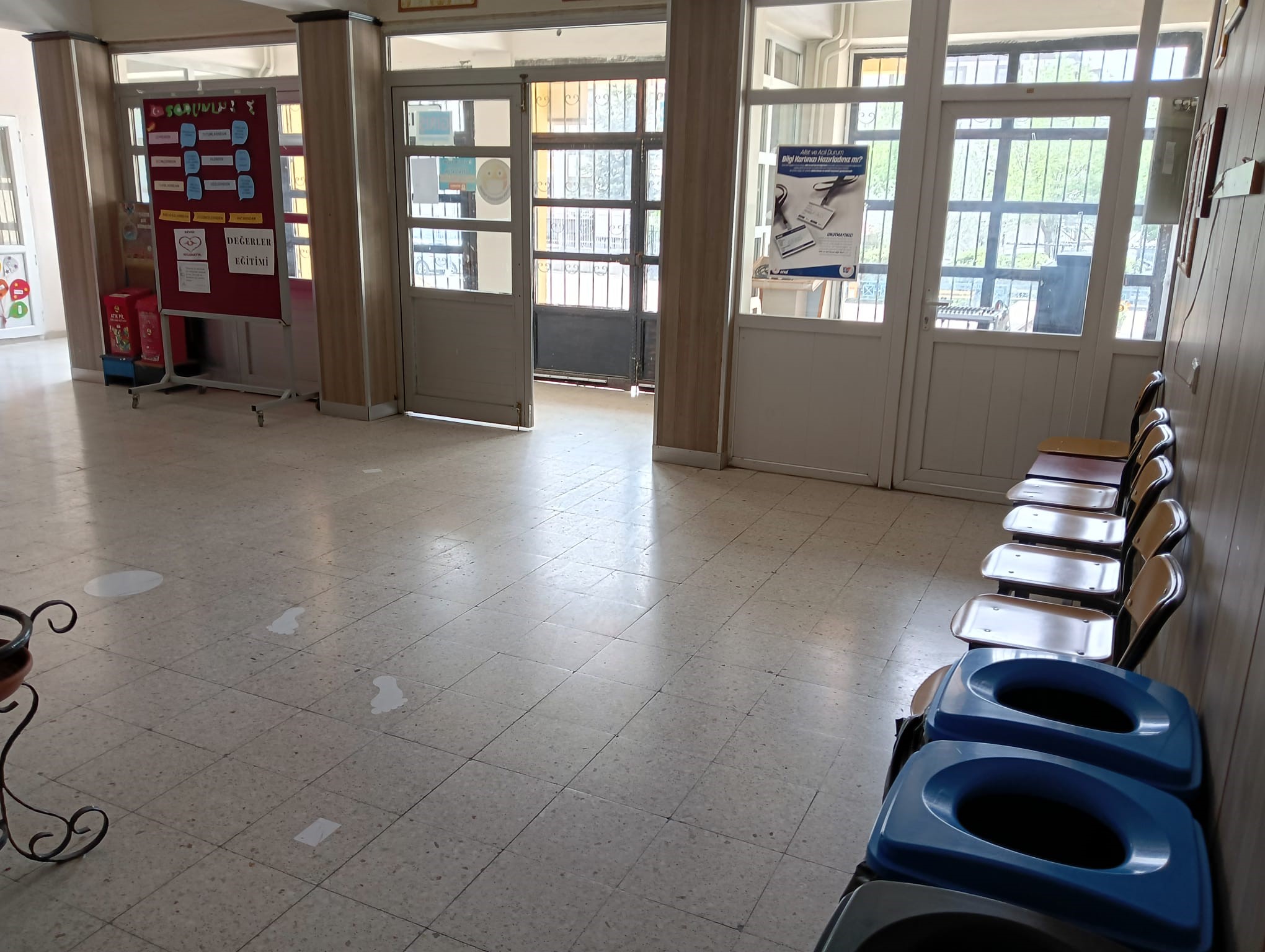 Okul’da akıl almaz saldırı! Öfkeden gözü dönen lise öğrencisi öğretmenine pusu kurup bıçakladı!