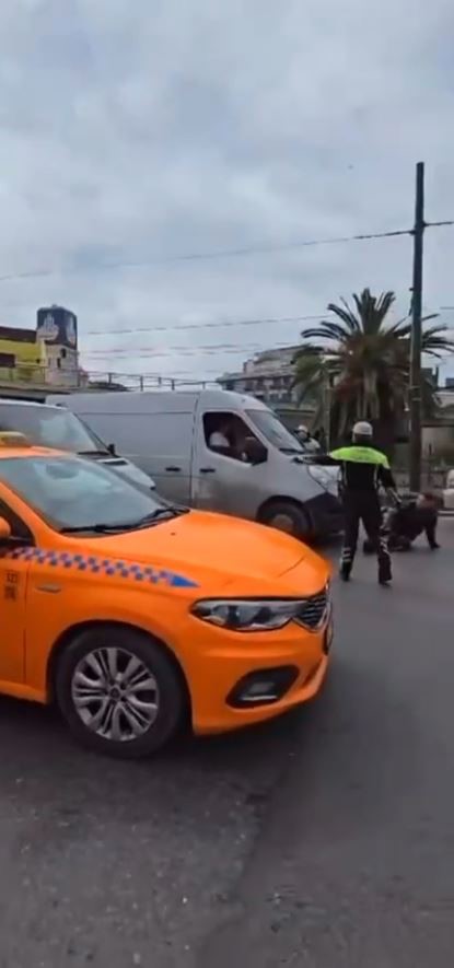 Fatih’deki görüntüler film seti değil gerçek! 'Dur' ihtarına uymayan sürücü, zabıtayı aracın altında sürükledi!