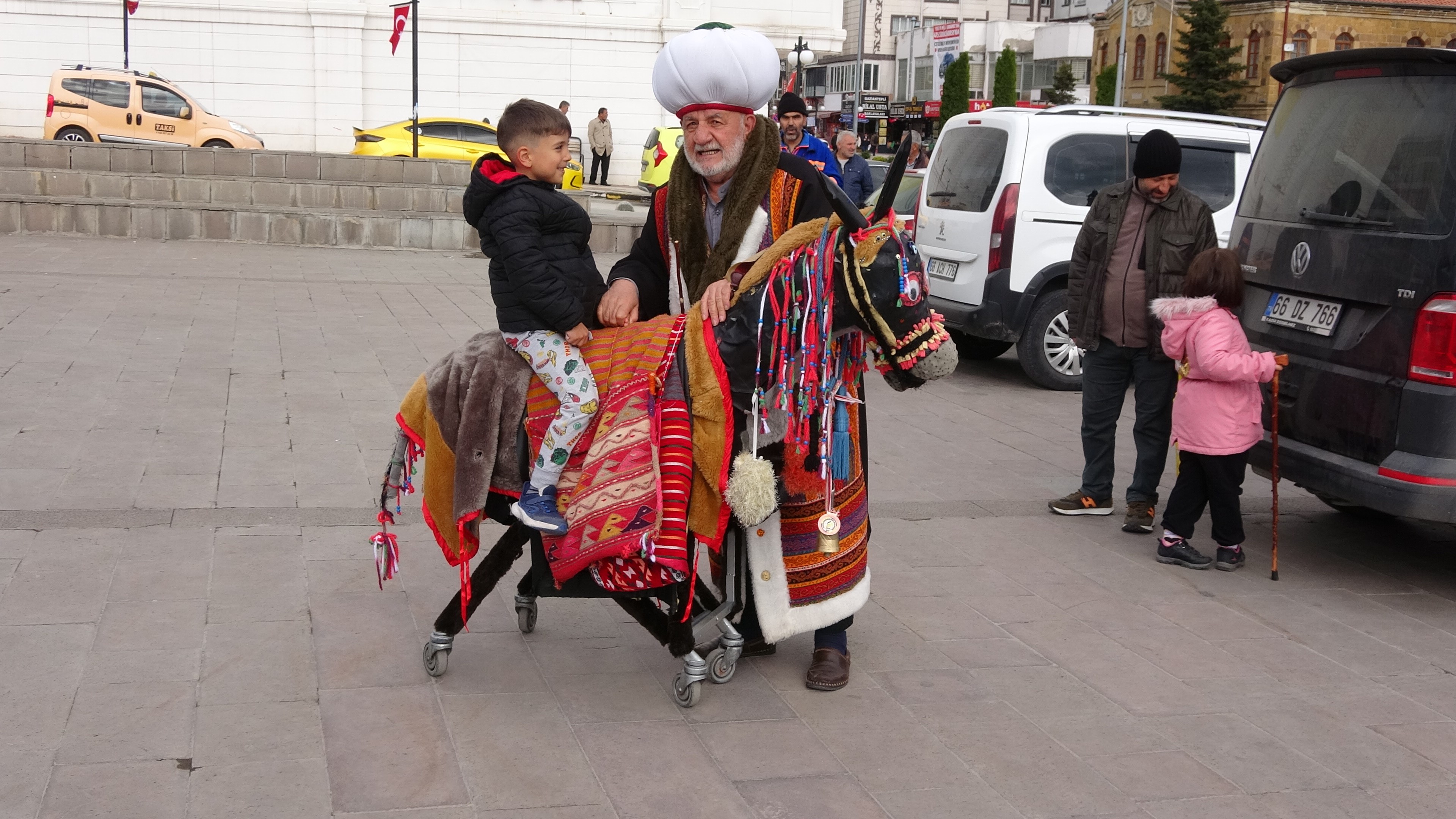Emekli öğretmen, sokak sokak gezip, Nasrettin Hoca'yı gelecek kuşaklara aktarıyor