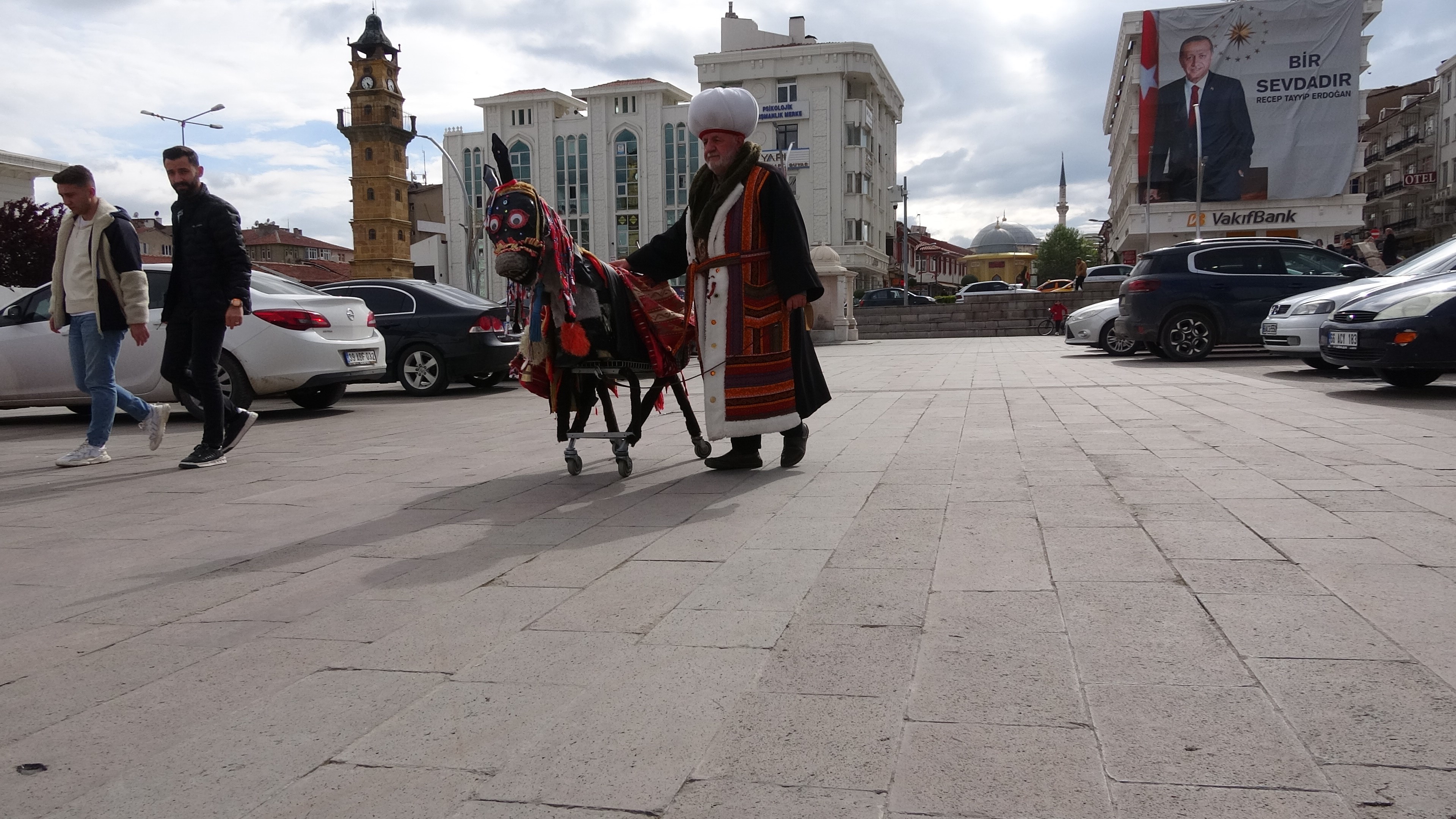 Emekli öğretmen, sokak sokak gezip, Nasrettin Hoca'yı gelecek kuşaklara aktarıyor