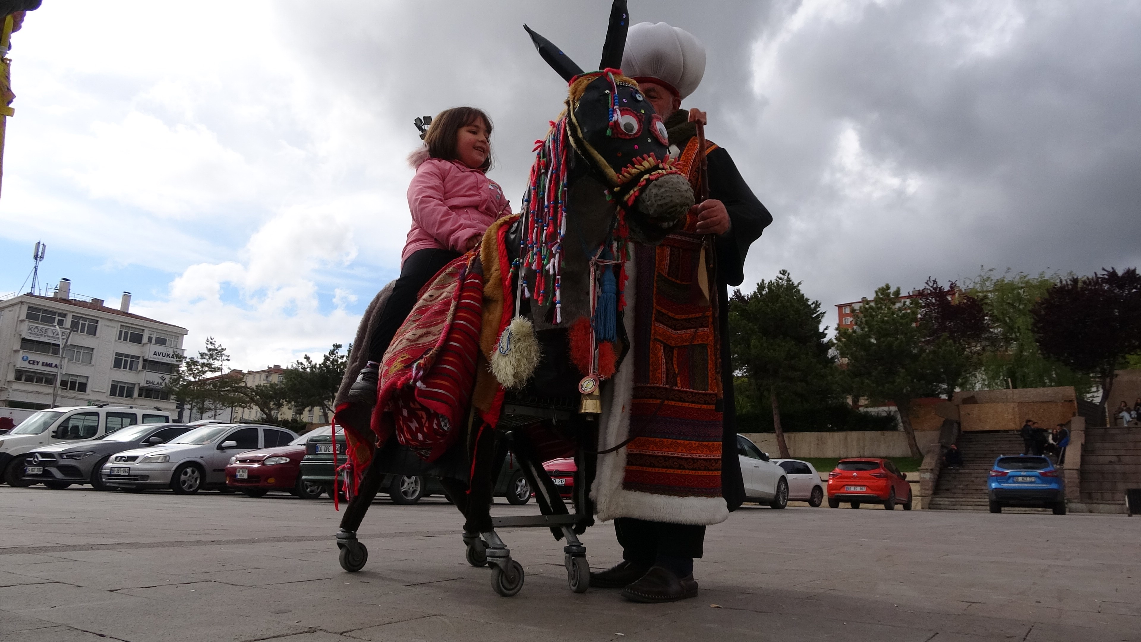 Emekli öğretmen, sokak sokak gezip, Nasrettin Hoca'yı gelecek kuşaklara aktarıyor