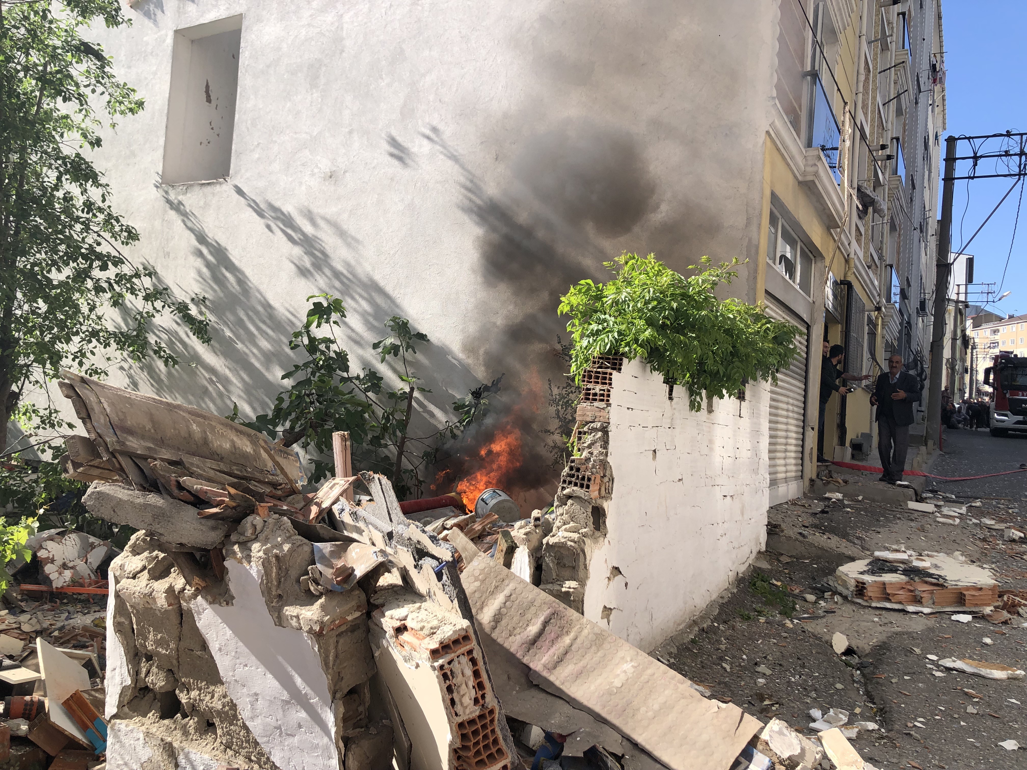 Tekirdağ'da hareketli dakikalar! Binanın 5.kattında doğalgaz bomba gibi patladı!