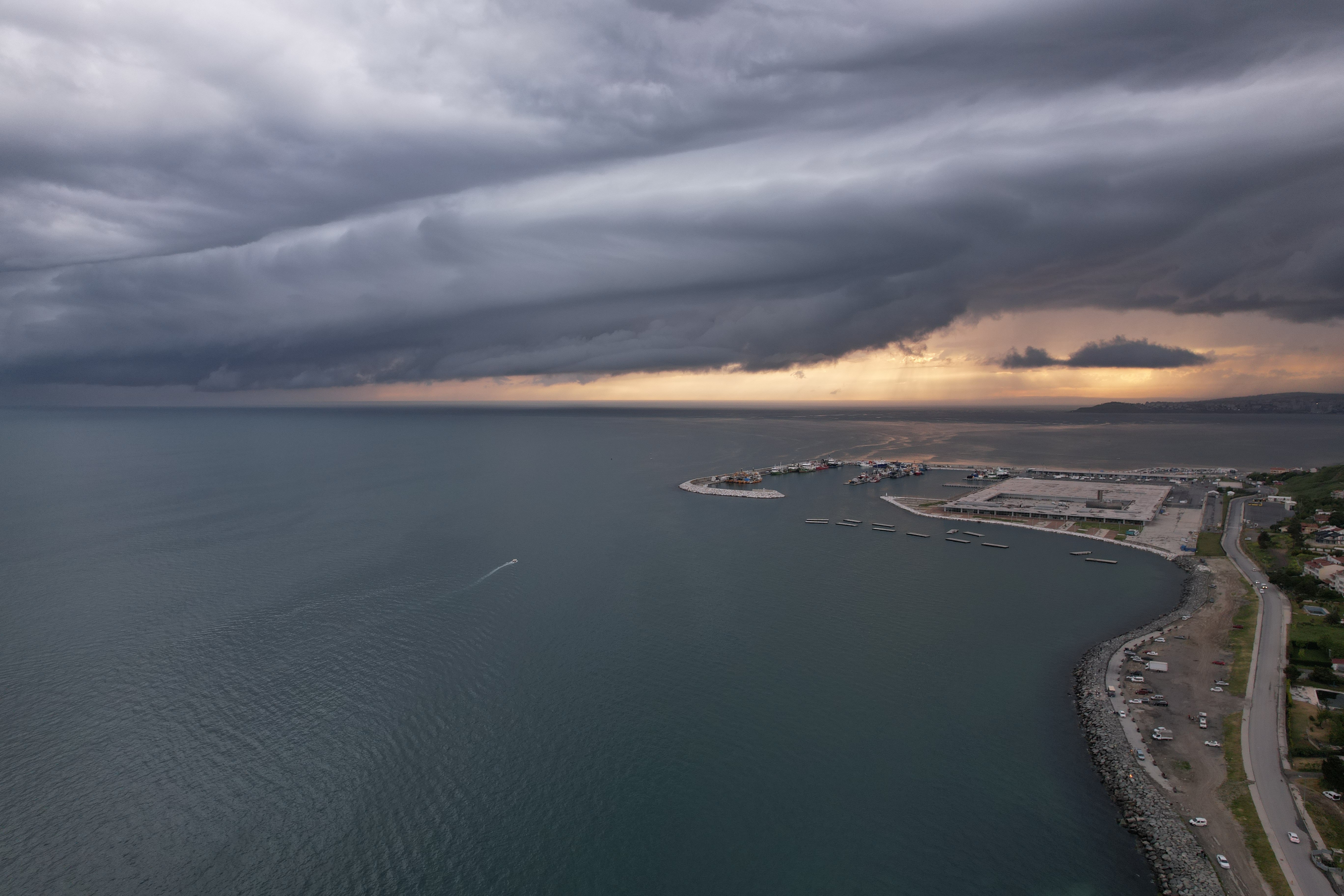 Raf bulutuyla yıldırım bir arada! İstanbul semalaranıdaki görüntü, bilim kurgu filmlerini aratmadı!