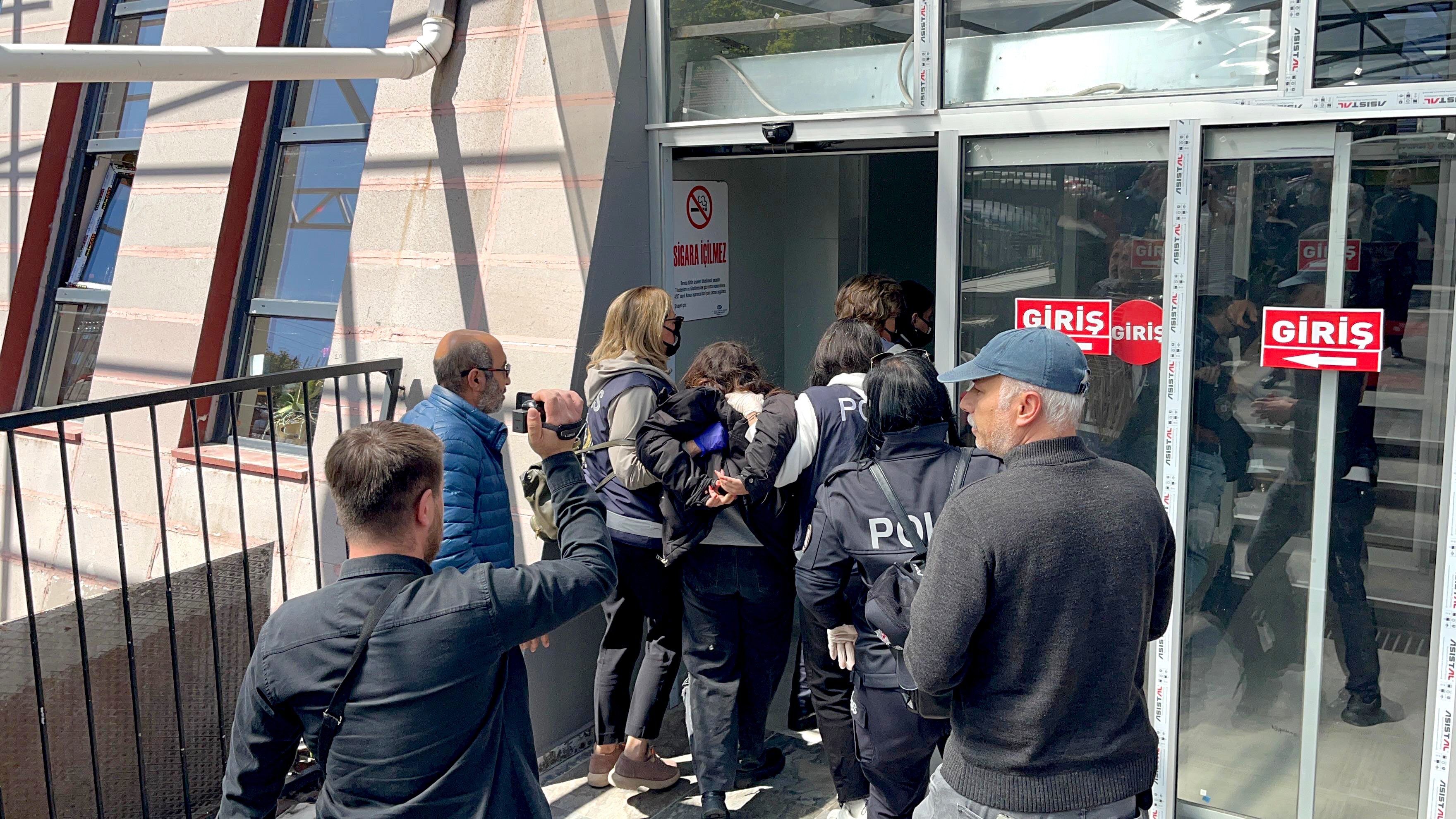 1 Mayıs’ta gerçekleşen tutuklamalara tepki gösterdiler! O, 5 şüpheli adliyeye sevk edildi