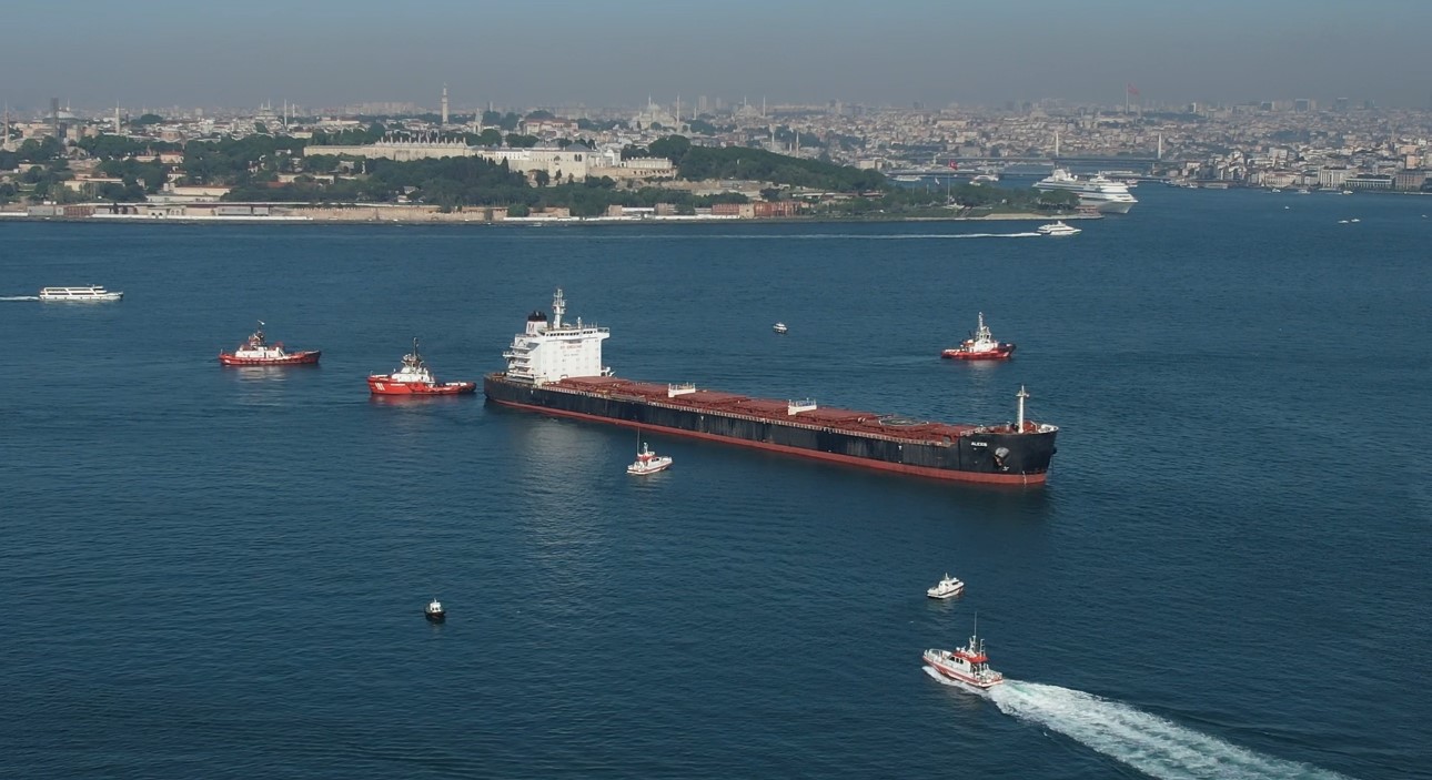 Haydarpaşa açıklarında, karaya oturan gemiyi kurtarma çalışmaları sürüyor