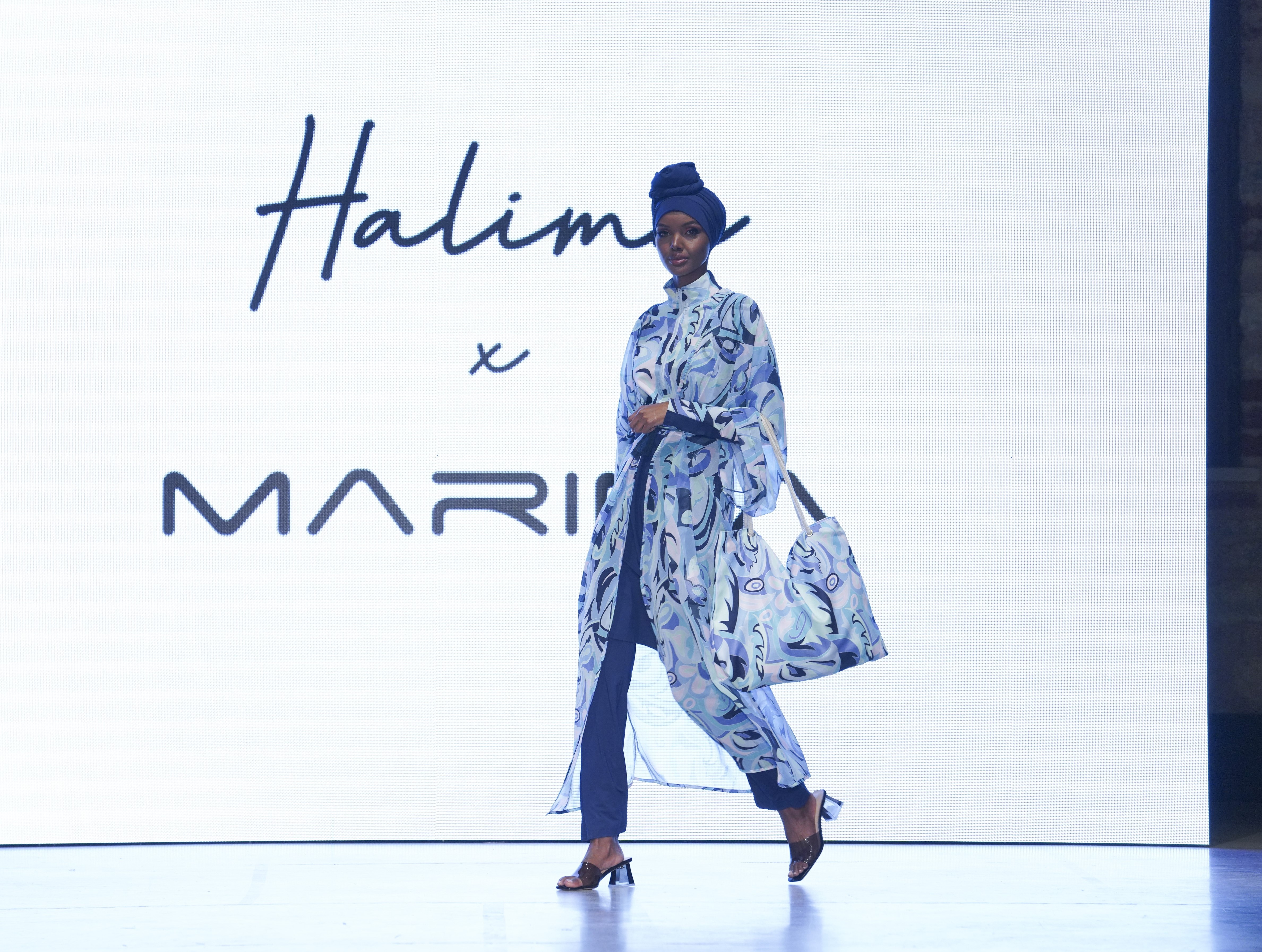 Dünyaca ünlü top model Halima Aden, Türk markasına ait, muhafazakâr mayo defilesi için podyuma çıktı