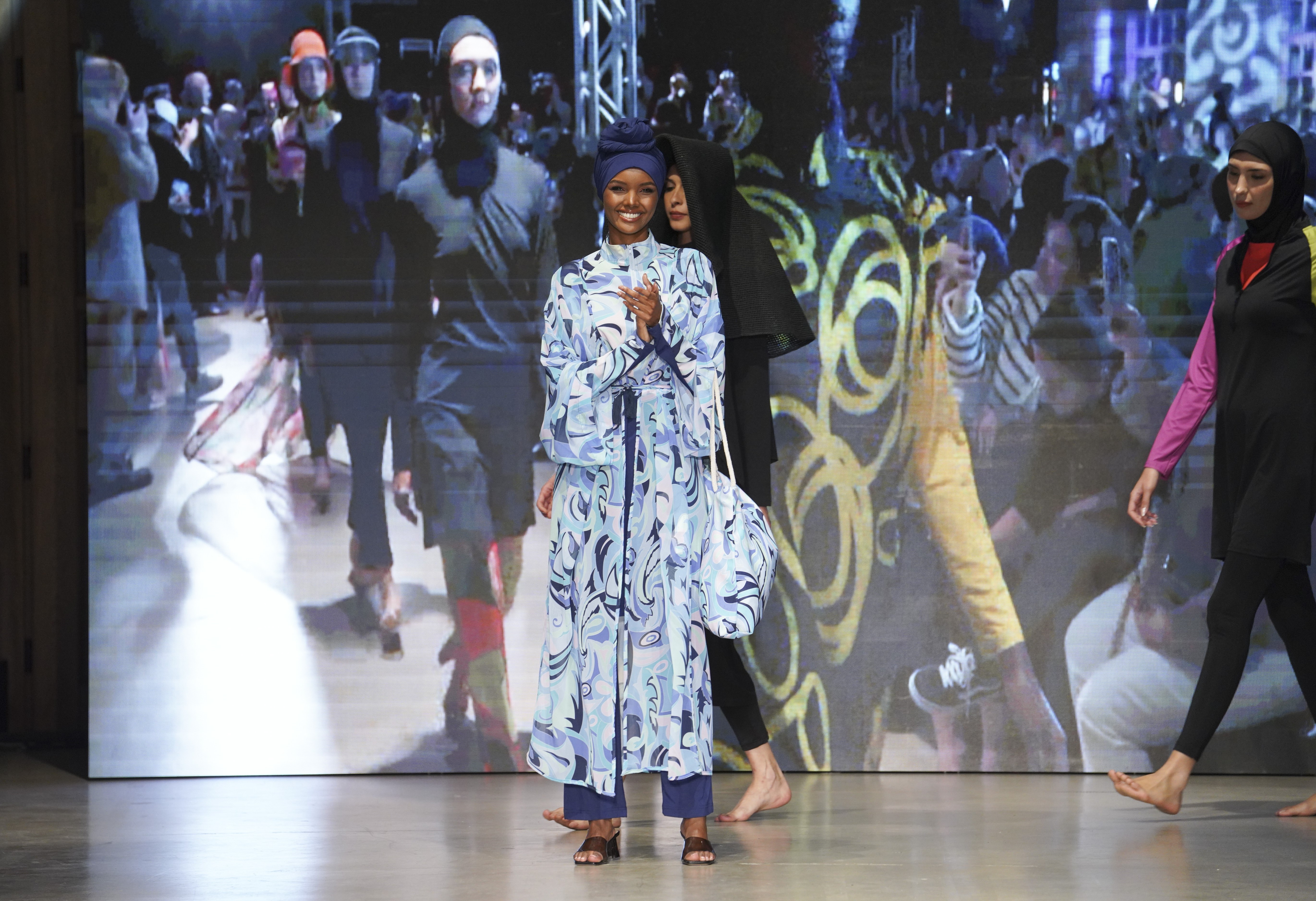 Dünyaca ünlü top model Halima Aden, Türk markasına ait, muhafazakâr mayo defilesi için podyuma çıktı