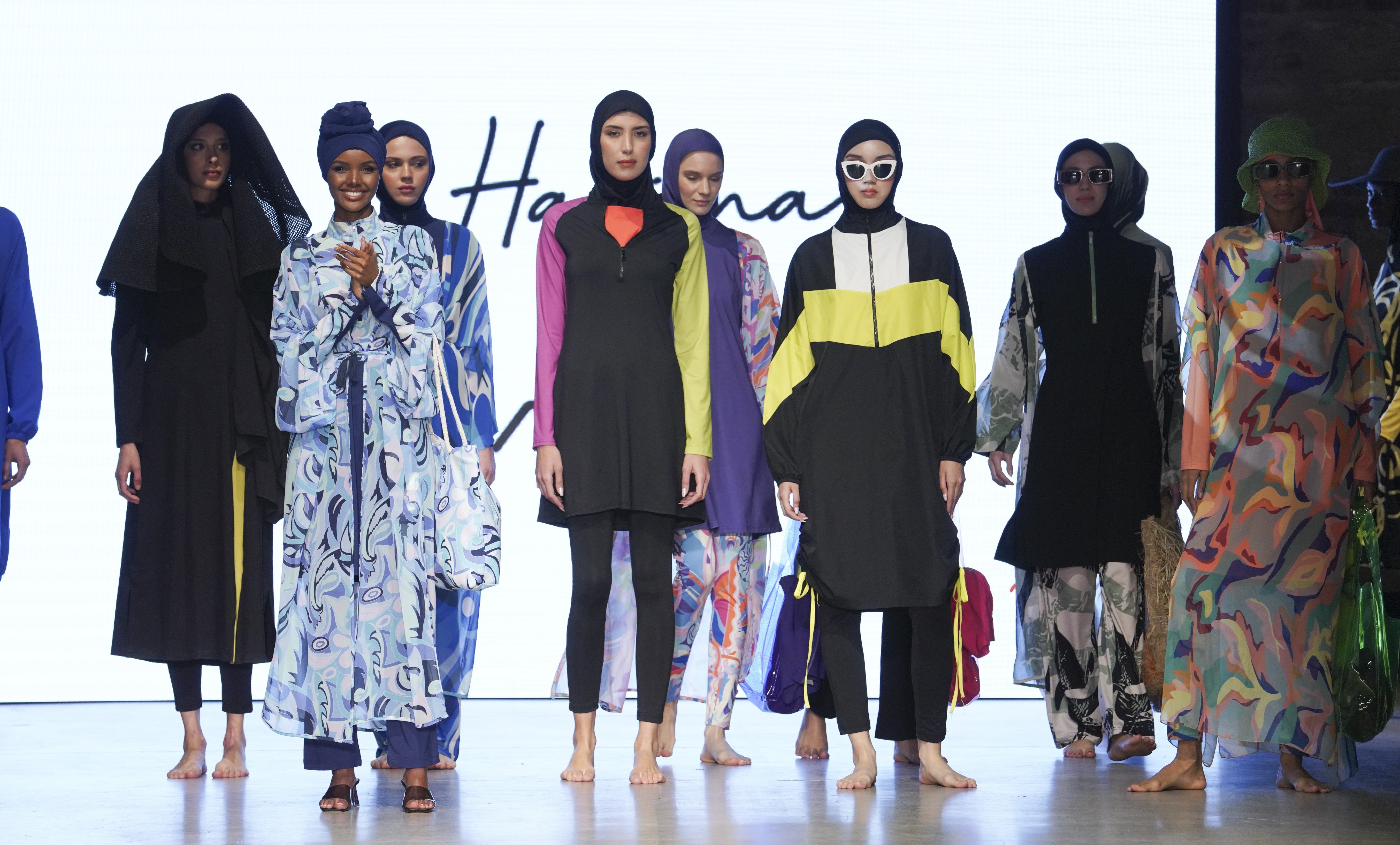 Dünyaca ünlü top model Halima Aden, Türk markasına ait, muhafazakâr mayo defilesi için podyuma çıktı