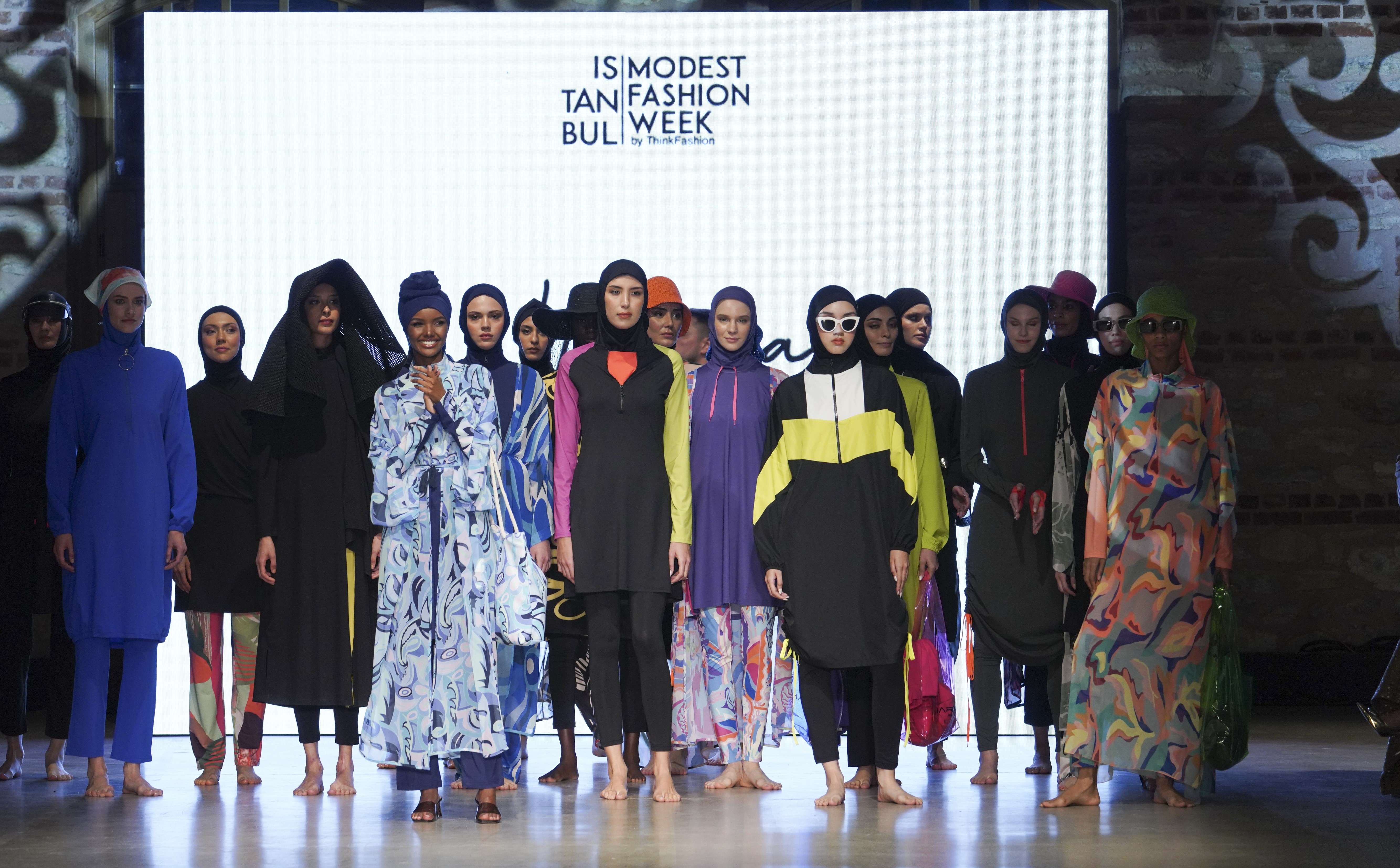 Dünyaca ünlü top model Halima Aden, Türk markasına ait, muhafazakâr mayo defilesi için podyuma çıktı