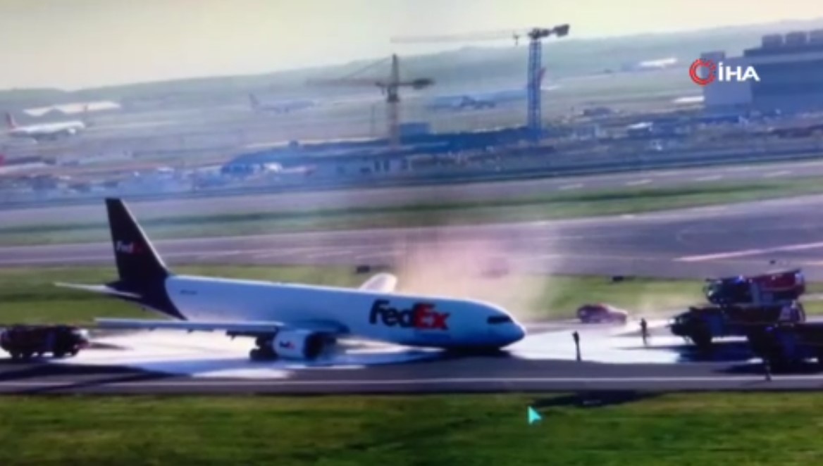 İstanbul Havalimanı'nda hareketli dakikalar! Kargo uçağı iniş sırasında kaza yaptı! Pist uçuşlara kapatıldı!