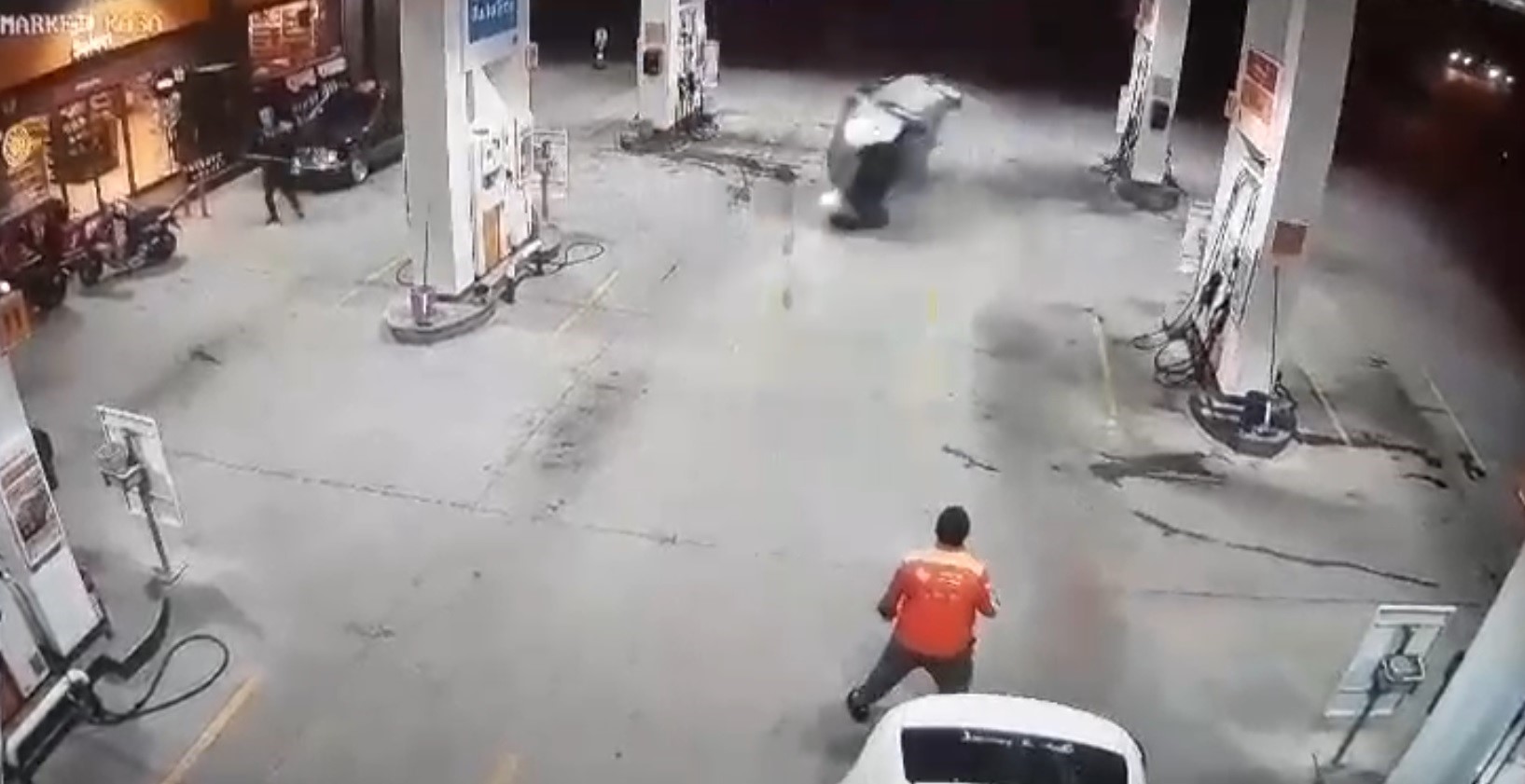 Benzin istasyonunuda faciadan kıl payı kurtuldu! Kaza yapan araç takla atarak benzinliğe böyle girdi...