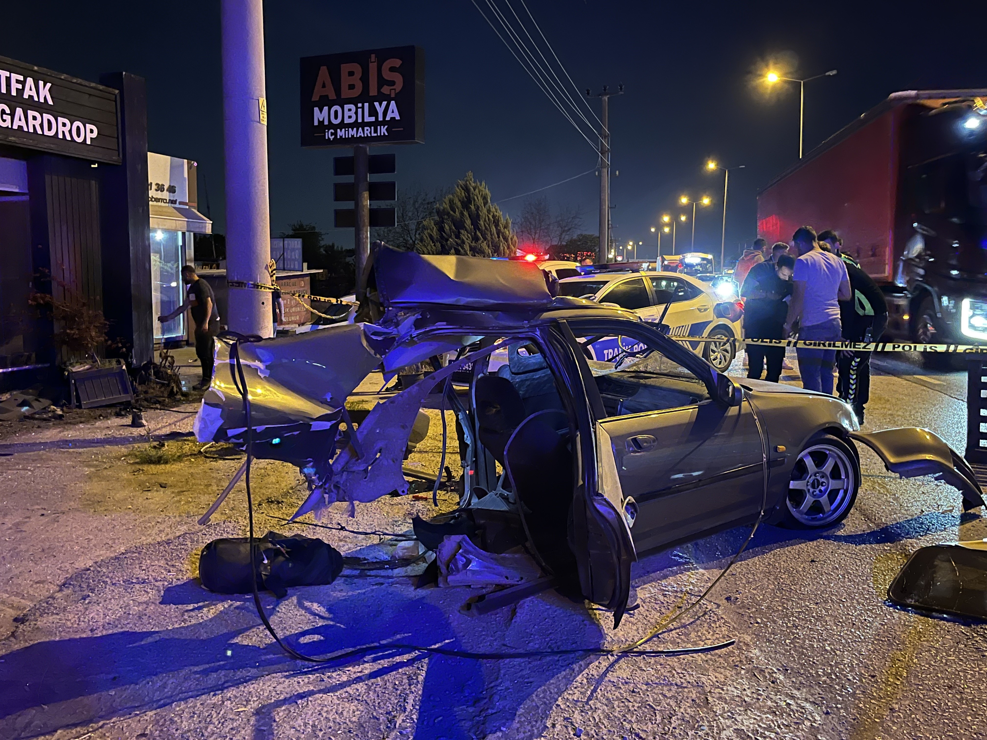 Metrelerce savrulup yere çakıldı! Feci kazada hayatını kaybeden öğretmen, memleketinde toprağa verildi
