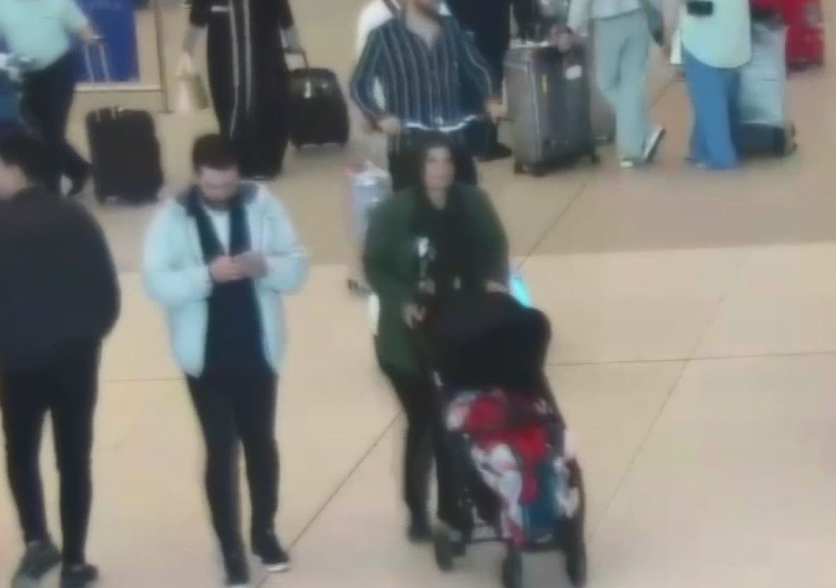 Polislerin dikkatinden kaçmadı! Bebek arabasından kilo, kilo altın çıktı!