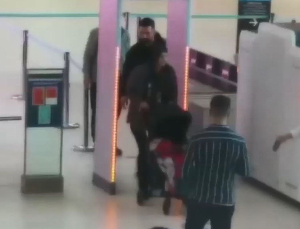 Polislerin dikkatinden kaçmadı! Bebek arabasından kilo, kilo altın çıktı!