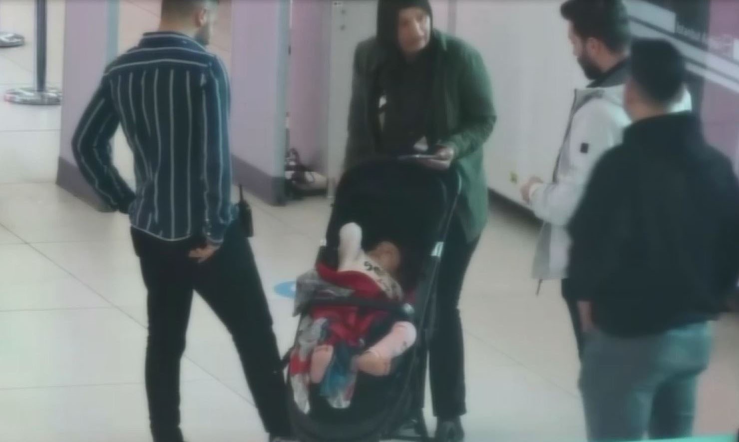 Polislerin dikkatinden kaçmadı! Bebek arabasından kilo, kilo altın çıktı!