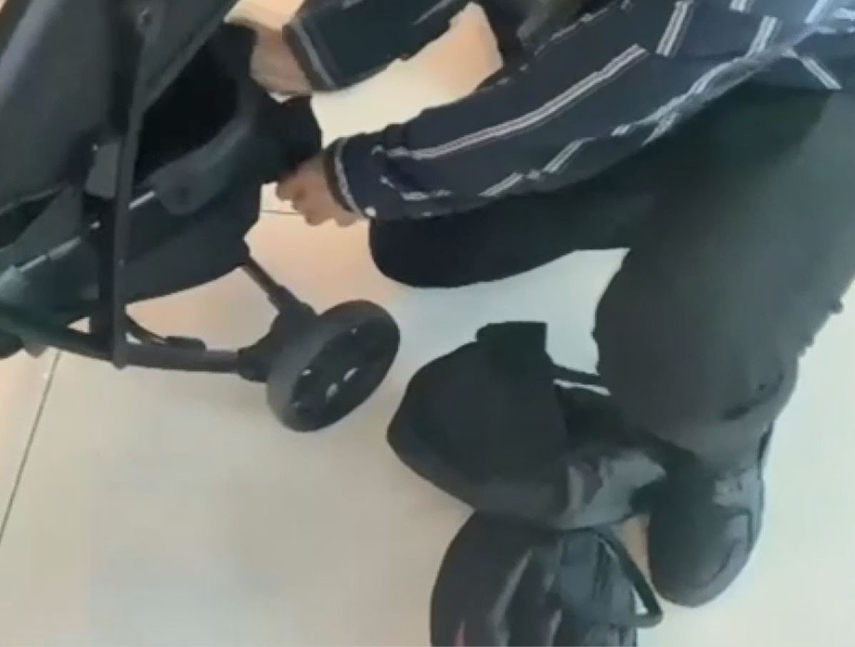 Polislerin dikkatinden kaçmadı! Bebek arabasından kilo, kilo altın çıktı!