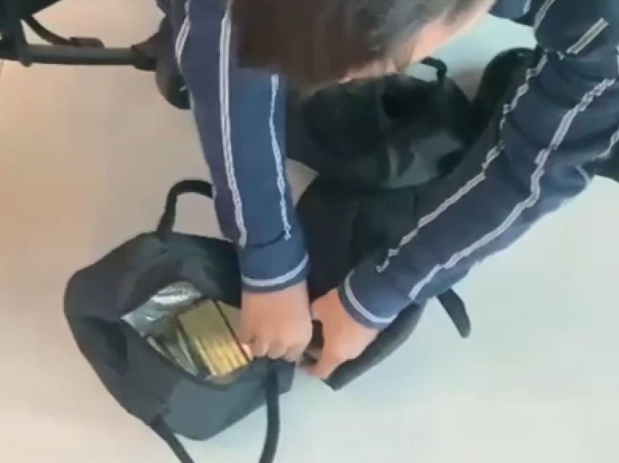 Polislerin dikkatinden kaçmadı! Bebek arabasından kilo, kilo altın çıktı!