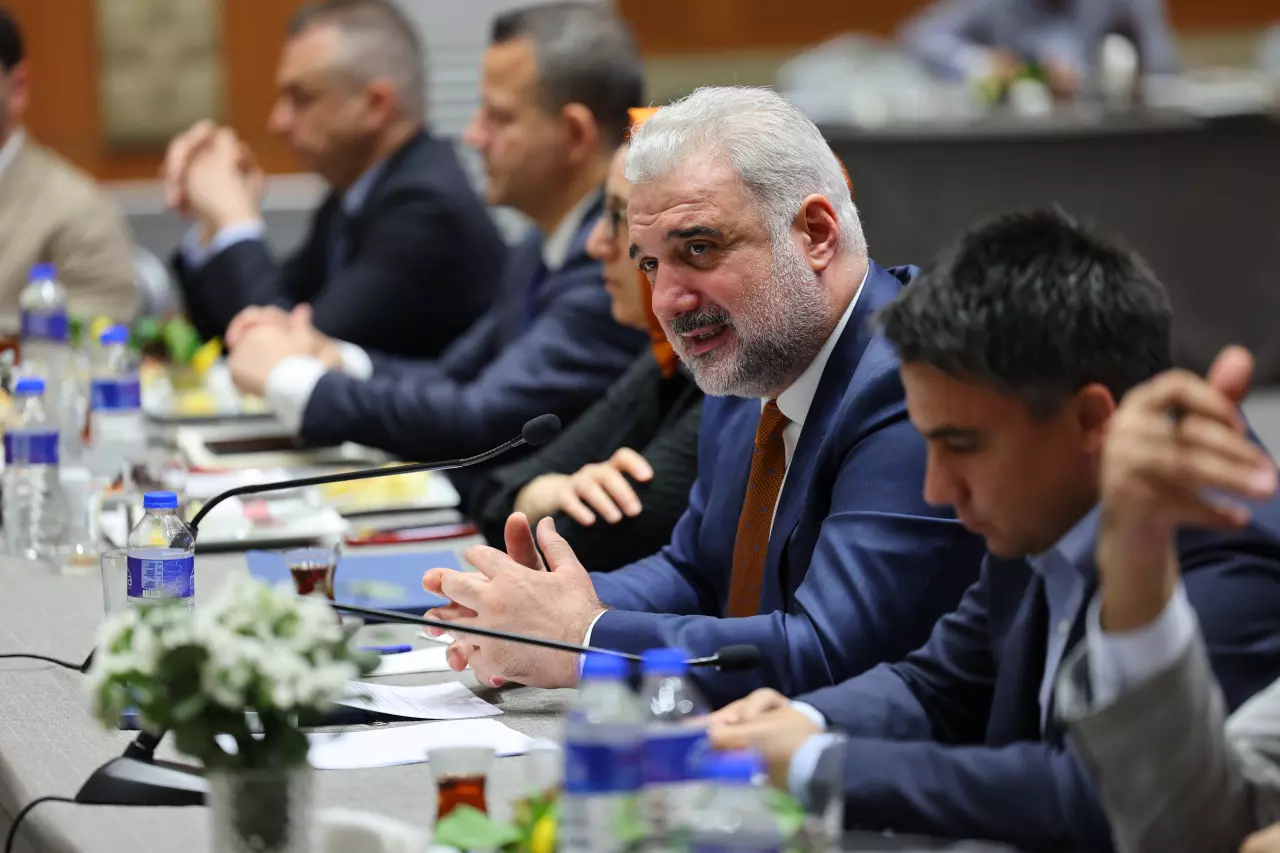 AK Parti İstanbul il Başkanı Osman Kabaktepe, ''Sorumluluğu üzerime alıyorum'' diyerek bırakma sinyali verdi