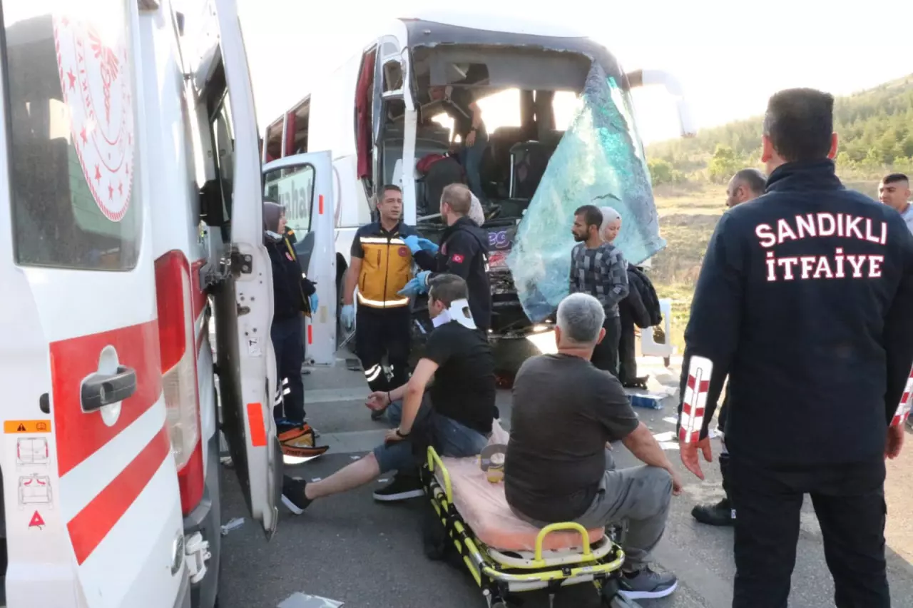 Afyonkarahisar'da Feci kaza! Yolcu otobüsü ile kamyonet çarpıştı çok sayıda yaralı var