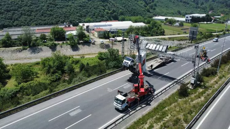 Anadolu Otoyolu'nda korku dolu dakikalar! Dorsesi açılan kamyon havada asılı kaldı!