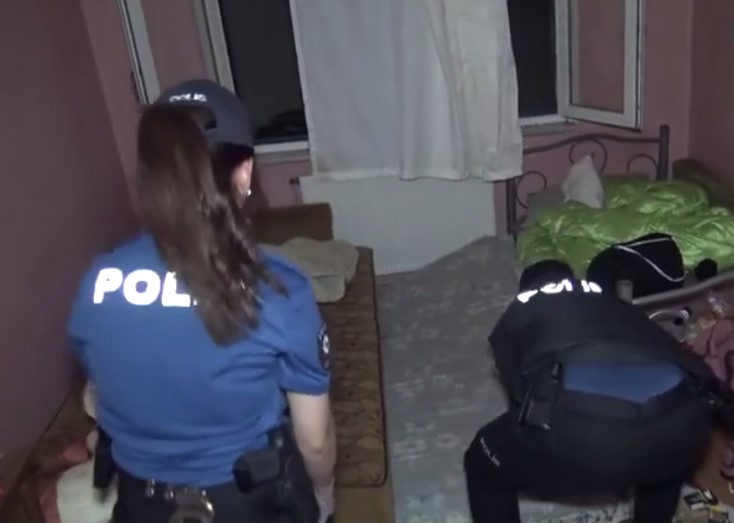Polisin operasyon yaptığı evde, içler acısı görüntü!