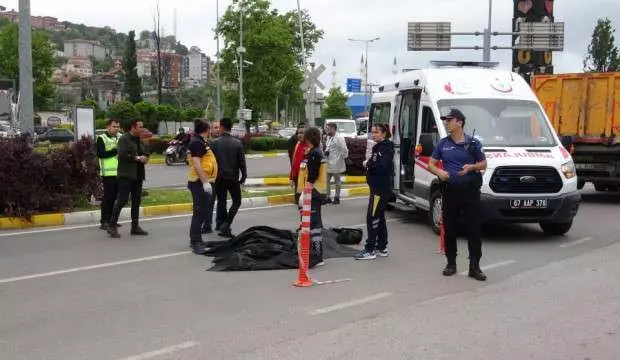 Yaşlı kadın yaya geçidinden geçmek isterken kamyonun altında kaldı!