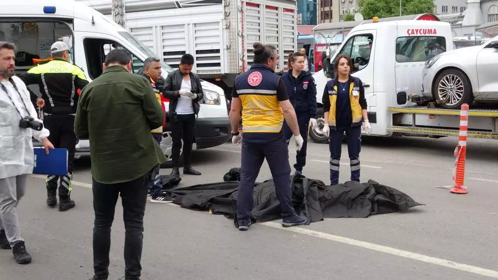 Yaşlı kadın yaya geçidinden geçmek isterken kamyonun altında kaldı!