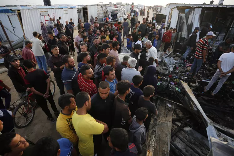 İsrail güvenli bölgeleri bombaladı! Filistinliler çadırlarında yanarak can verirken, onlar kutlama yaptı!