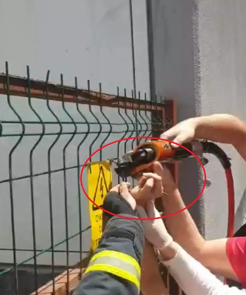 Okulda bahçesinde dehşet! Eli demire saplanan çocuğun yardımına itfaiye koştu!