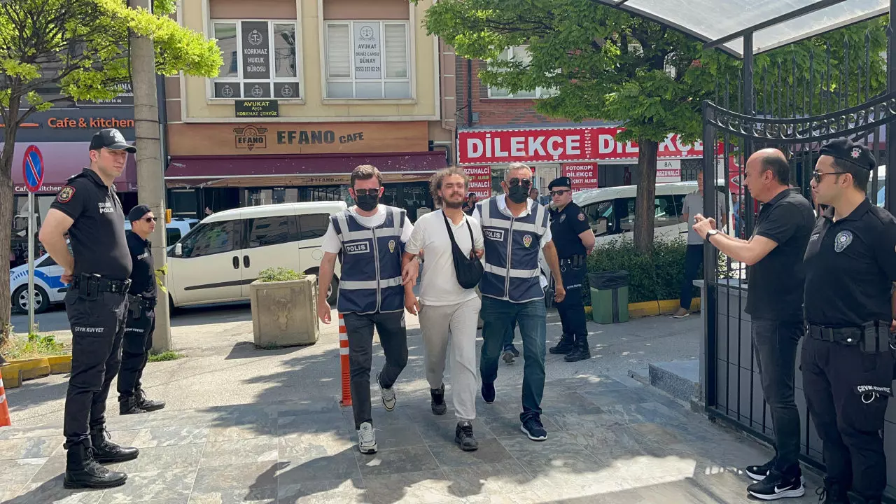 Eskişehir’de ilginç olay! Alkollü şahıs camilere girerek Kur’an-ı Kerim'leri yırttı!