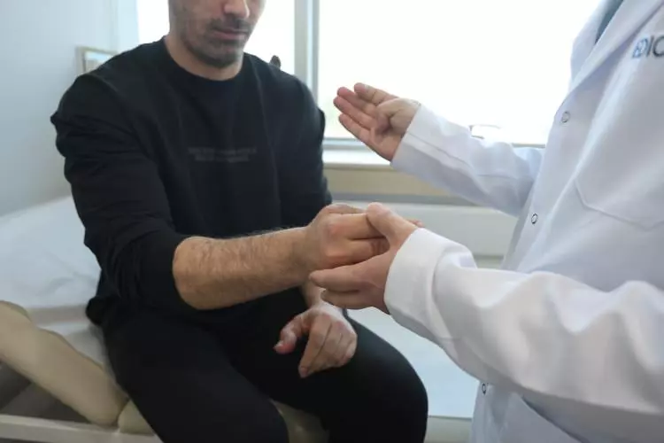 350 tonluk presin kopardığı parmakların yerine ayak parmakları dikildi