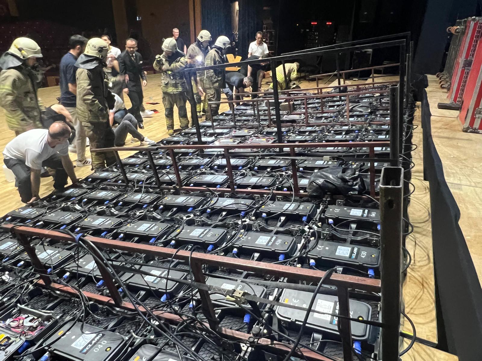 Şişli’de korkunç olay! Mezuniyet kutlaması sırasında dev ekranın altında kaldılar!