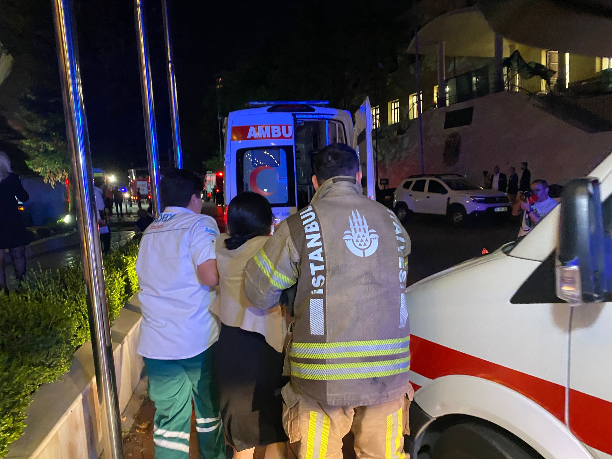 Şişli’de korkunç olay! Mezuniyet kutlaması sırasında dev ekranın altında kaldılar!