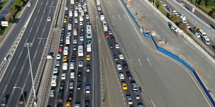 Bayram trafiğinde uzun kuyruk! Bayram ve Yaz tatilini birleştiren vatandaş Turistik bölgelere akın etti!