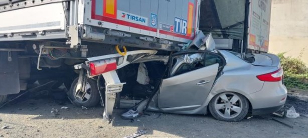 Samsun'da feci kaza! Polis memurunun kullandığı tomobil tırın dorsesine çarptı!