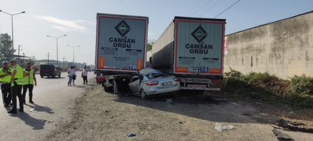 Samsun'da feci kaza! Polis memurunun kullandığı tomobil tırın dorsesine çarptı!