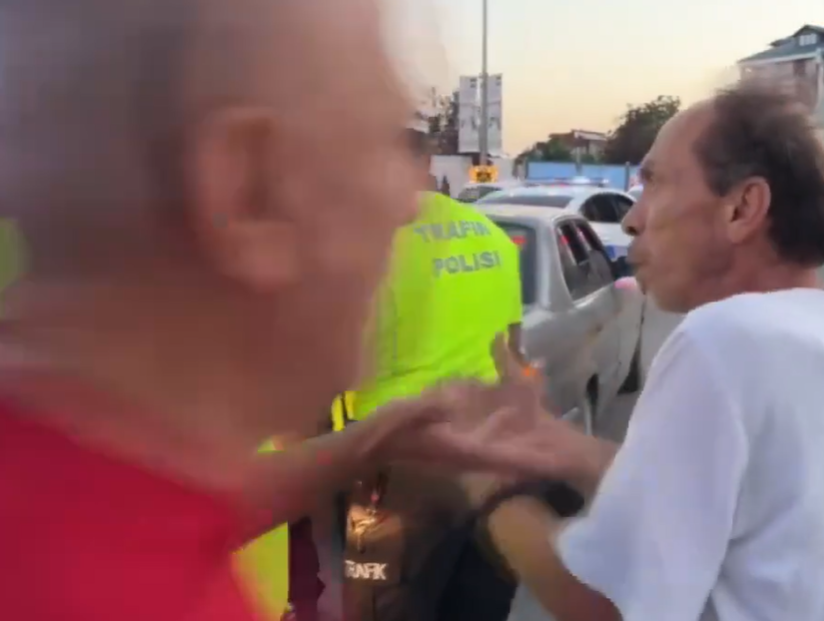 Alkollü sürücü polislere yol kenarında tuvaletini yaparken yakandı!