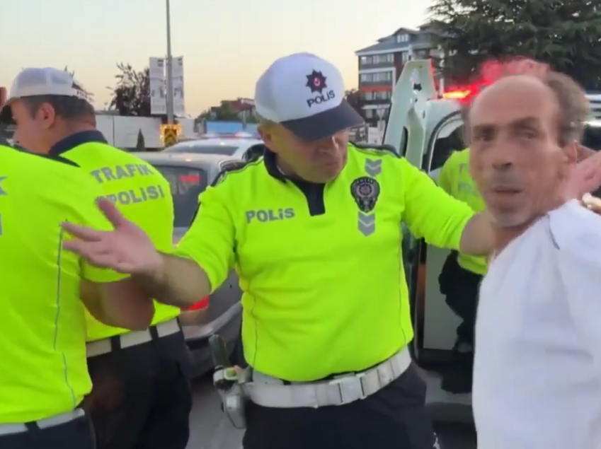 Alkollü sürücü polislere yol kenarında tuvaletini yaparken yakandı!