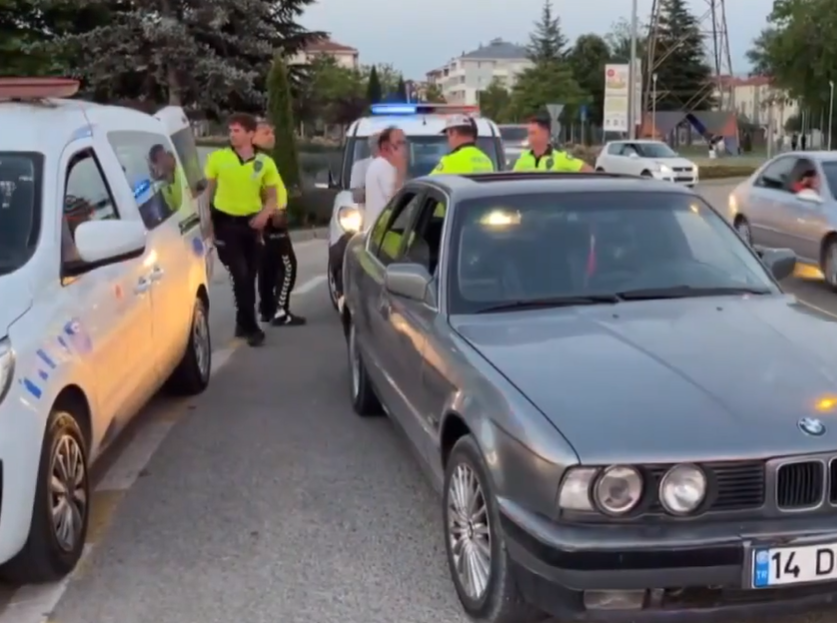 Alkollü sürücü polislere yol kenarında tuvaletini yaparken yakandı!