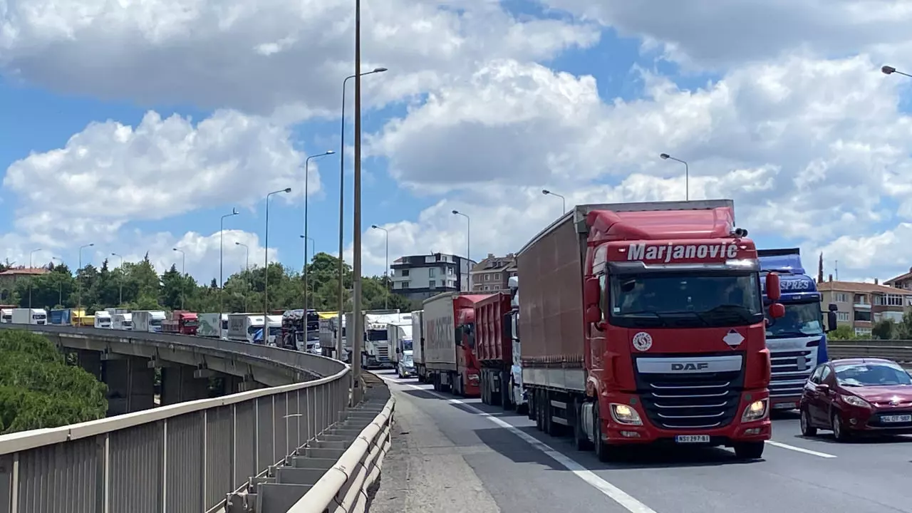 TEM'de feci kaza: 3 araç birbirine girdi, çok sayıda yaralı var!