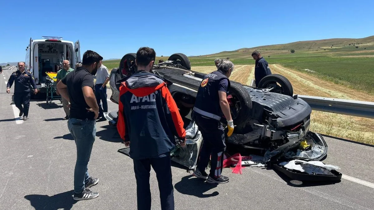 Bayburt'ta feci kaza! Gelin arabası traktörle çarpışarak takla attı: Çok sayıda yaralı var