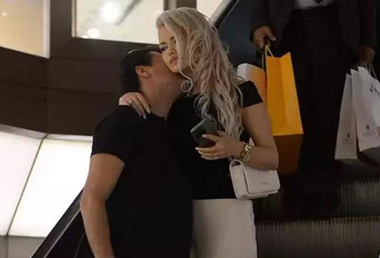 Tayfun Duygulu ile Bella Duygulu kimseye aldırmadan yürüyen merdivenlerde aşka geldiler