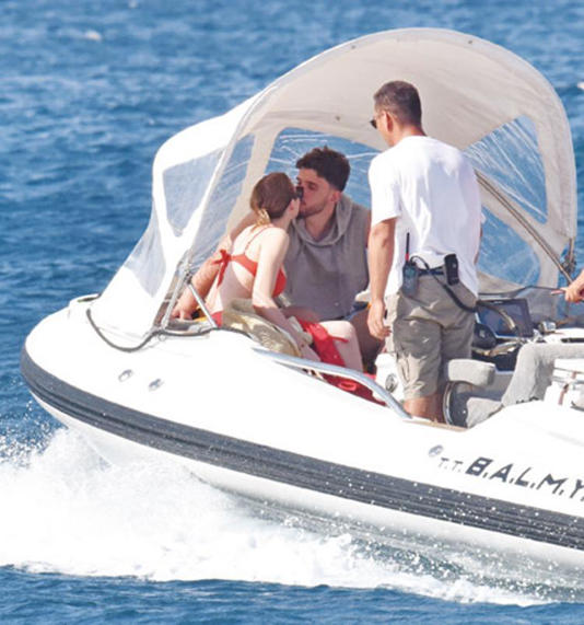 Yıldız Basketbolcu Alperen Şengün, sevgilisi ile el ele dudak dudağa görüntülendi