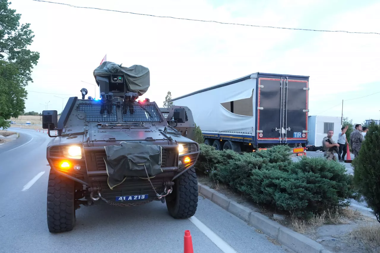 Kırklareli'nde düzensiz göçmen operasyonu: Brandayı yırtıp, hareket halindeki tırdan çıktılar! 