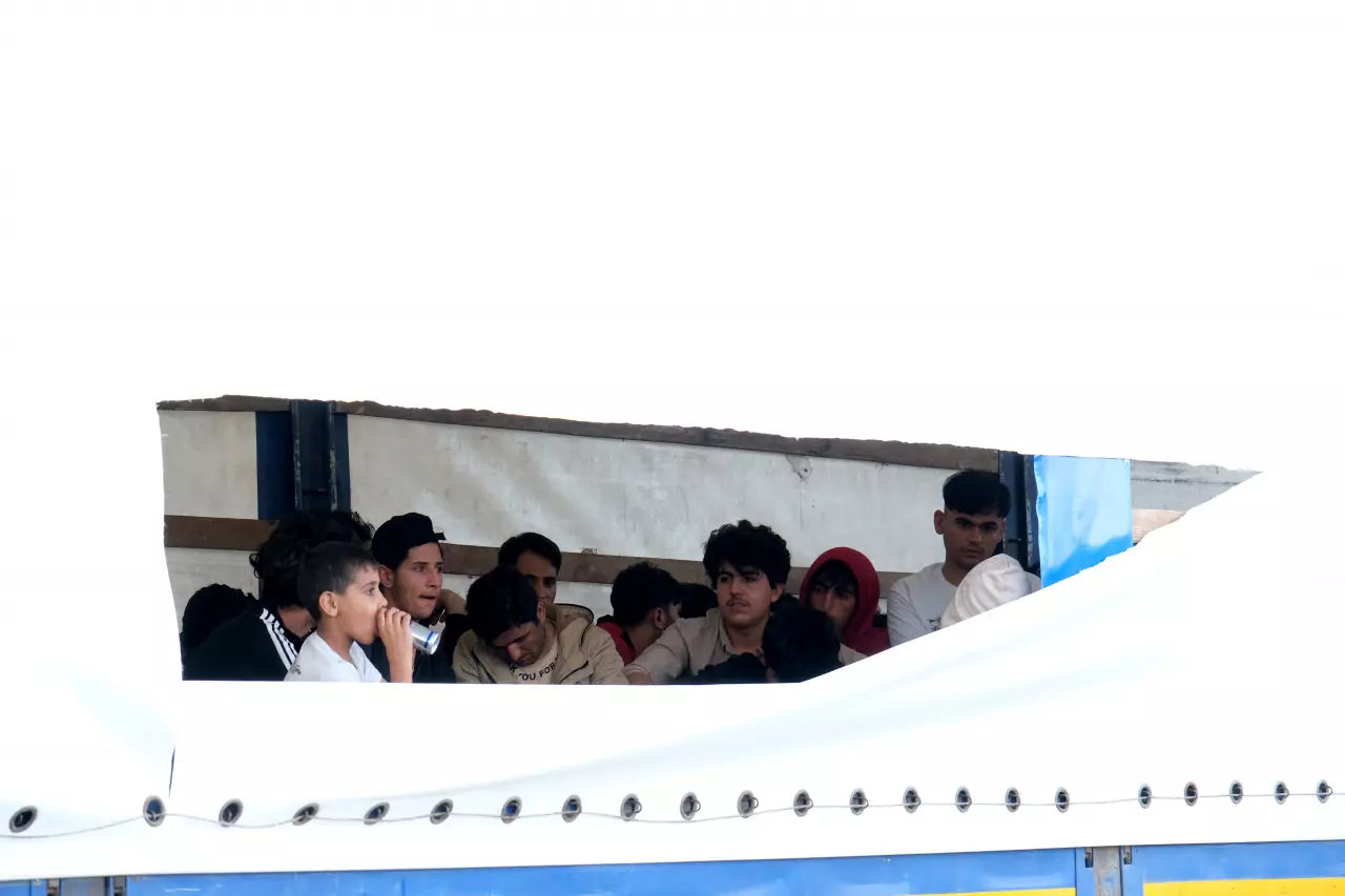 Kırklareli'nde düzensiz göçmen operasyonu: Brandayı yırtıp, hareket halindeki tırdan çıktılar! 