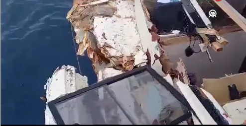 Yunan unsurlarından çirkin saldırı! Türk balıkçının teknesini parçaladılar...