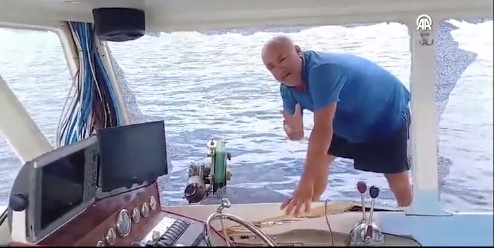 Yunan unsurlarından çirkin saldırı! Türk balıkçının teknesini parçaladılar...